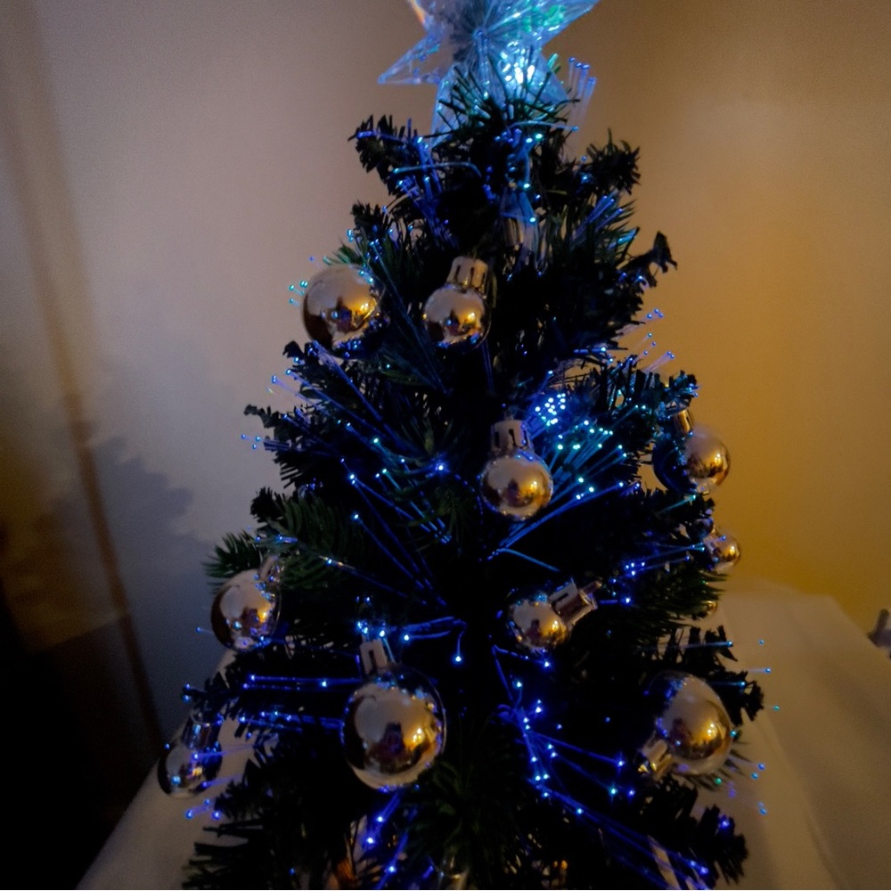 Thomas Kinkade Holiday Sparkle Fiber Optic Christmas Tree w/Moving Train & Music - Picture 7 of 12